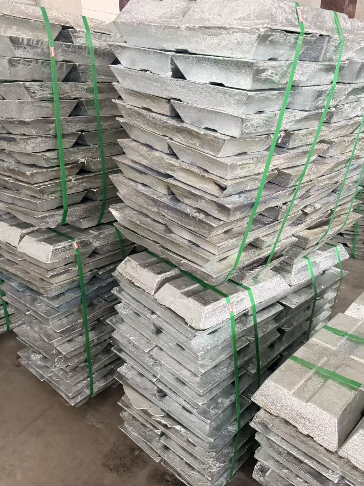 仓储现场整齐码放的银灰色金属锭产品